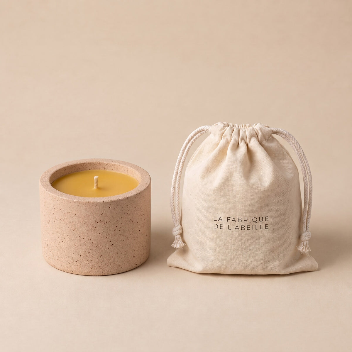 Bougie pot style céramique 30h en cire d'abeille - coloris sable, avec son pochon en coton