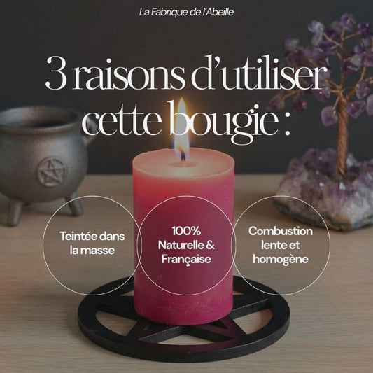 bougie rose pour rituel photographiée devant un chaudron et un arbre de jade