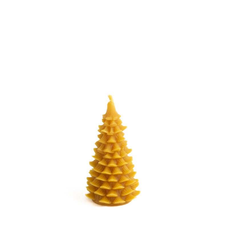 Bougie en forme de sapin de Noël en cire d’abeille naturelle, sur fond blanc

