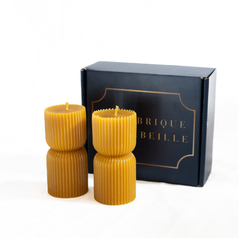 Lot de deux bougies Totem artisanales en cire d’abeille 100 % naturelle, 20h de combustion, design décoratif strié – coffret La Fabrique de l’Abeille

