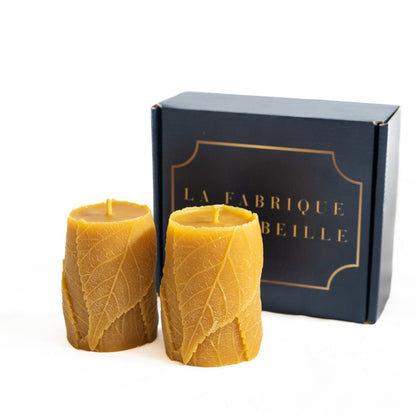 Lot de deux bougies en cire d’abeille naturelle avec motifs feuilles et coffret La Fabrique de l’Abeille

