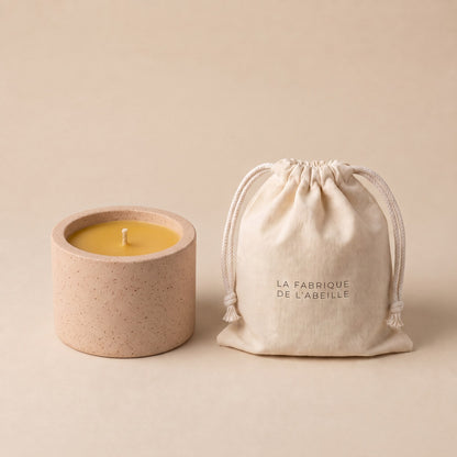 Bougie pot style céramique 30h en cire d'abeille - coloris sable, avec son pochon en coton