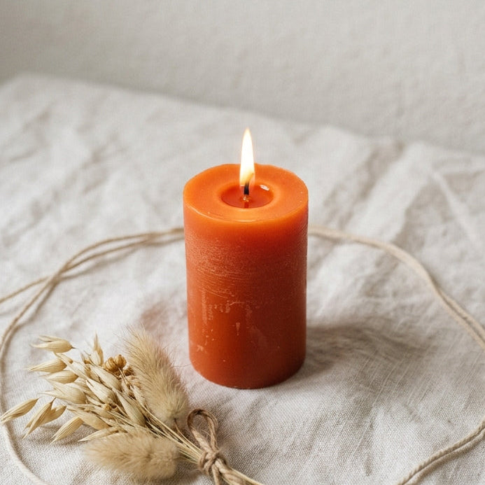 Bougie orange teintée dans la masse naturelle